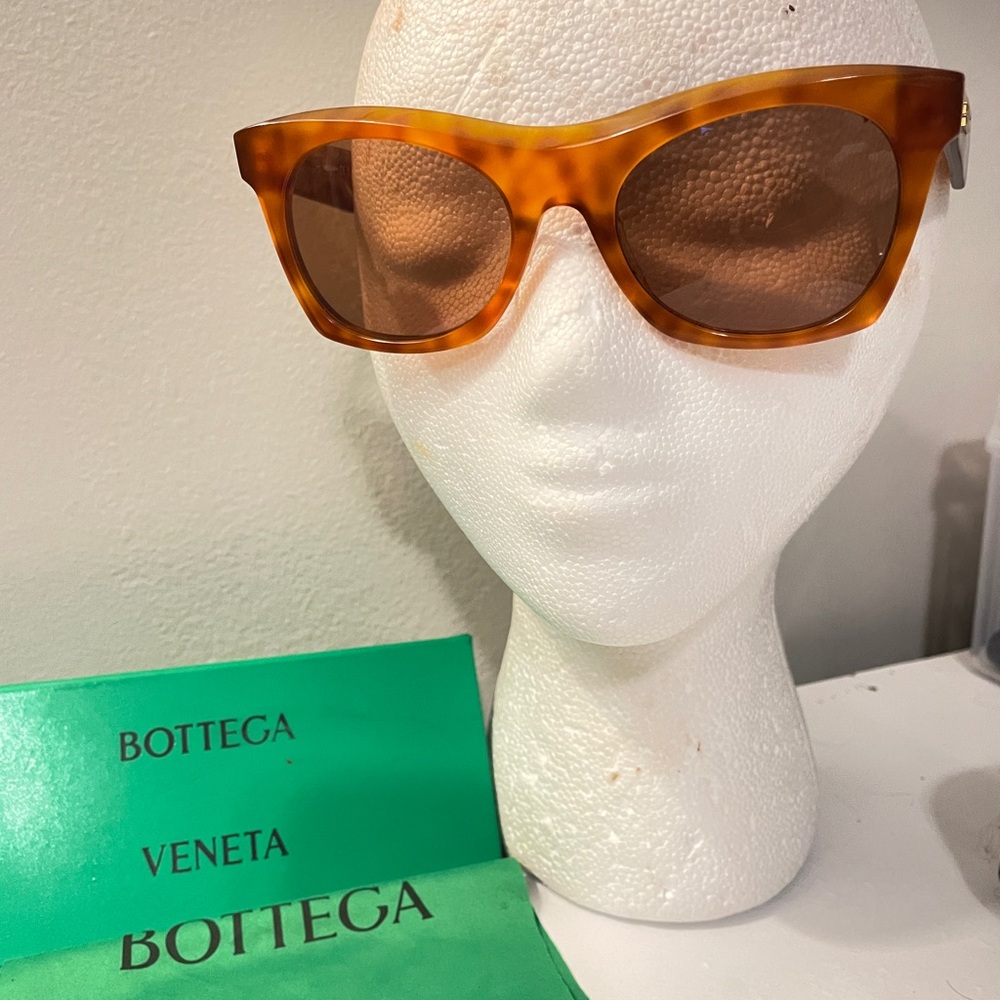 Beautiful brown Tortoise Shell Original Bottega Veneta Shades!